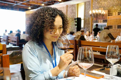 2022中國(guó)有約 中外媒體探訪寧夏，品味葡萄酒的